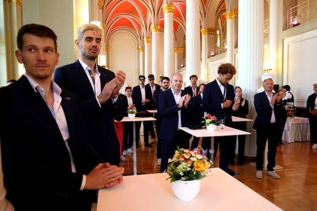 DEU, DVV, 1 VBL, BR Volleys at the Mayor of Berlin, 06 05 2025, Rote Rathaus, Berlin, DEU, DVV, 1 VBL, BR Volleys at the Mayor of Berlin, in the picture honor from the Governing Mayor of Berlin Kai Wegner, BR Volleys players, President Niromand BR Volleys , Coach Joel Banks BR Volleys nordphotoxGmbHx xEngler nph00076