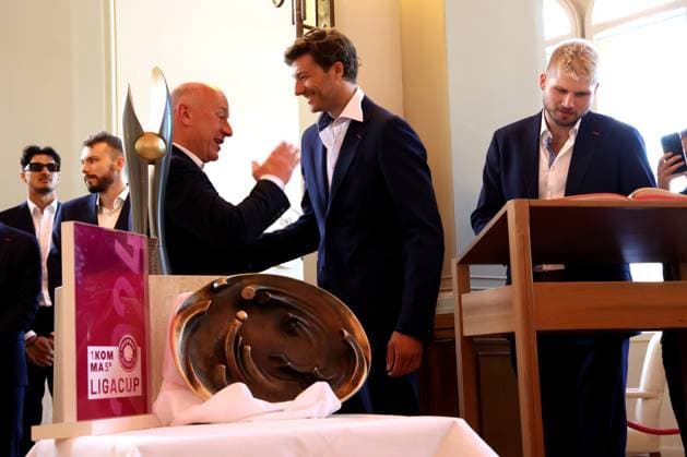 DEU, DVV, 1 VBL, BR Volleys at the Mayor of Berlin, 06 05 2025, Rote Rathaus, Berlin, DEU, DVV, 1 VBL, BR Volleys at the Mayor of Berlin, in the picture honor from the Governing Mayor of Berlin Kai Wegner, BR Volleys players, President Niromand BR Volleys , Tobias Krick BR Volleys 21 nordphotoxGmbHx xEngler nph00076