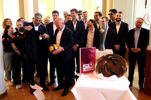 DEU, DVV, 1 VBL, BR Volleys at the Mayor of Berlin, 06 05 2025, Rote Rathaus, Berlin, DEU, DVV, 1 VBL, BR Volleys at the Mayor of Berlin, in the picture honor from the Governing Mayor of Berlin Kai Wegner, BR Volleys players circle, President Niromand BR Volleys nordphotoxGmbHx xEngler nph00076