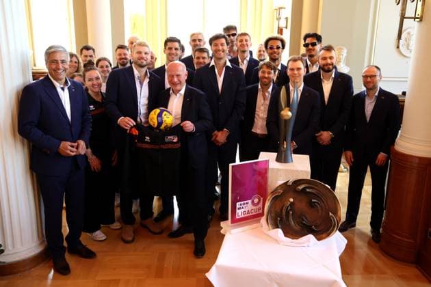 DEU, DVV, 1 VBL, BR Volleys at the Mayor of Berlin, 06 05 2025, Rote Rathaus, Berlin, DEU, DVV, 1 VBL, BR Volleys at the Mayor of Berlin, in the picture honor from the Governing Mayor of Berlin Kai Wegner, BR Volleys players circle, President Niromand BR Volleys nordphotoxGmbHx xEngler nph00076