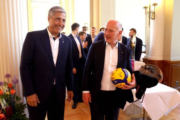 DEU, DVV, 1 VBL, BR Volleys at the Mayor of Berlin, 06 05 2025, Rote Rathaus, Berlin, DEU, DVV, 1 VBL, BR Volleys at the Mayor of Berlin, in the picture honor from the Governing Mayor of Berlin Kai Wegner, BR Volleys players circle, President Niromand BR Volleys nordphotoxGmbHx xEngler nph00076