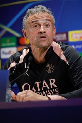 Paris, Parc des Princes 6 05 2025 UEFA press conference ahead of the Champions League 2024 25 semi-final second leg Paris Saint Germain Arsenal FC v l , coach, coach Luis Enrique Paris Saint Germain gestures, gesturing with his arms Copyright: AntonioxBorga