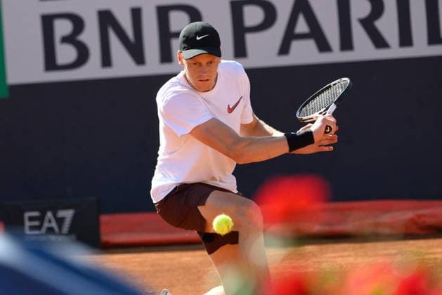 TENNIS - Internazionali di Tennis - Internazionali BNL d Italia Jannik Sinner during training after the disqualification of the ATP, Tennis Herren Master 1000 Internazionali BNL d Italia tournament at Foro Italico on May 6, 2025. ( Photo by Fabrizio Corradetti LiveMedia ) Rome Italy  Copyright: xIPAxSport ABACAx