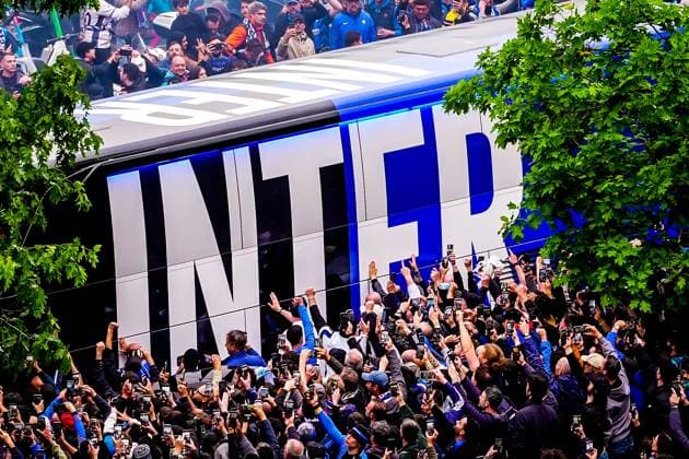 Inter MilanÕs bus players arrive at the stadium before the Uefa Champions League soccer match between Inter and Barcelona at San Siro Stadium in Milan , North Italy - Tuesday May 06, 2025 . - Soccer  Copyright: xSpada LaPressex