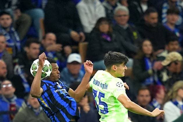 .Inter MilanÕs Denzel Dumfries fights for the ball with BarcelonaÕs Gerard Martin during the Uefa Champions League soccer match between Inter and Barcelona at San Siro Stadium in Milan , North Italy - Tuesday May 06, 2025 . - Soccer  Copyright: xSpada LaPressex