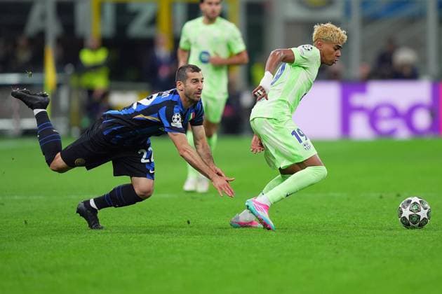 Inter Milan s Henrikh Mkhitaryan fights for the ball with Barcelona s Lamine Yamal during the Uefa Champions League soccer match between Inter and Barcelona at San Siro Stadium in Milan , North Italy - Tuesday May 06, 2025 . - Soccer  Copyright: xSpada LaPressex