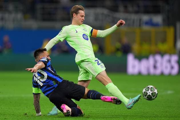 Inter MilanÕs Lautaro Martinez fights for the ball with BarcelonaÕs Frenkie de Jong during the Uefa Champions League soccer match between Inter and Barcelona at San Siro Stadium in Milan , North Italy - Tuesday May 06, 2025 . - Soccer  Copyright: xSpada LaPressex