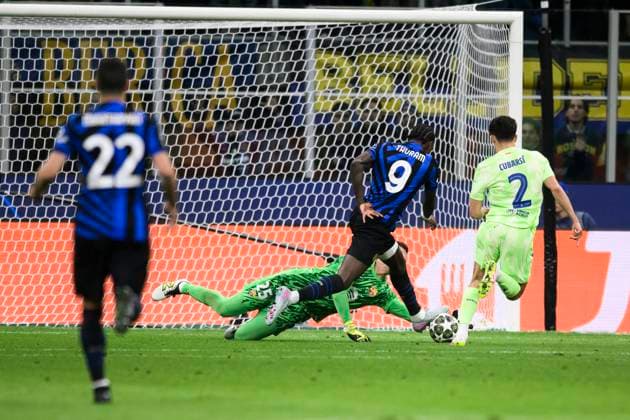 Sport Bilder des Tages FC Internazionale v FC Barcelona, Barca - UEFA Champions League Wojciech Szczesny of FC Barcelona saves on Marcus Thuram of FC Internazionale during the UEFA Champions League 2024 25 semi final second leg football match between FC Internazionale and FC Barcelona. Milan Italy Copyright: xNicolòxCampox