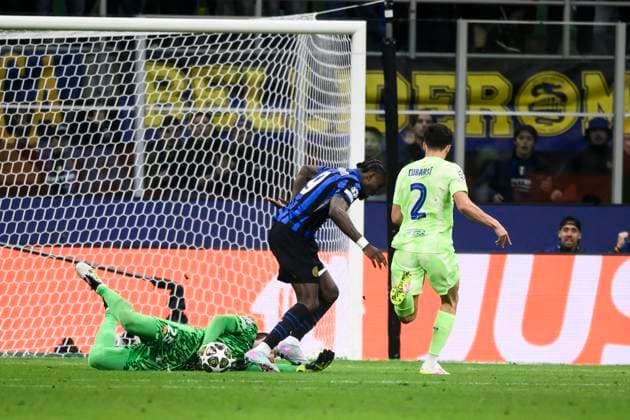 FC Internazionale v FC Barcelona, Barca - UEFA Champions League Wojciech Szczesny of FC Barcelona saves on Marcus Thuram of FC Internazionale during the UEFA Champions League 2024 25 semi final second leg football match between FC Internazionale and FC Barcelona. Milan Italy Copyright: xNicolòxCampox