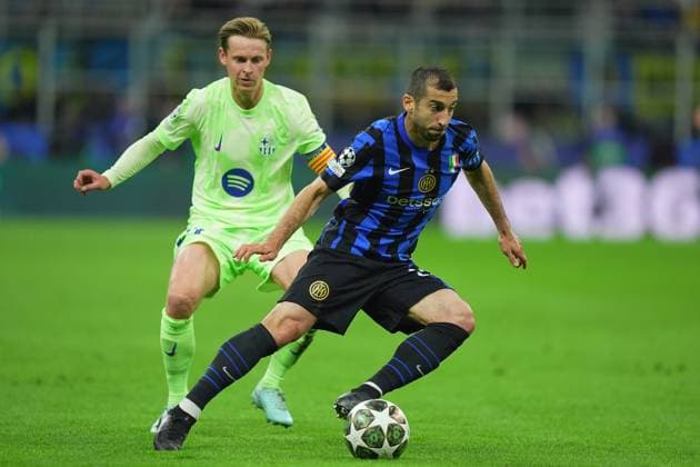 Inter Milan s Henrikh Mkhitaryan fights for the ball with BarcelonaÕs Frenkie de Jong during the Uefa Champions League soccer match between Inter and Barcelona at San Siro Stadium in Milan , North Italy - Tuesday May 06, 2025 . - Soccer  Copyright: xSpada LaPressex