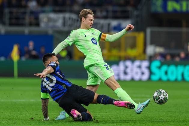 FC Internazionale vs FC Barcelona UEFA Champions League 2024 25 Semi Final 2nd leg 06 05 2025 Lautaro Martinez of FC Internazionale competes for the ball with Eric Garcia of FC Barcelona during UEFA Champions League 2024 25 Semi Final 2nd leg football match between FC Internazionale and FC Barcelona at San Siro Stadium Copyright: xBEAUTIFULxSPORTS Carabellix