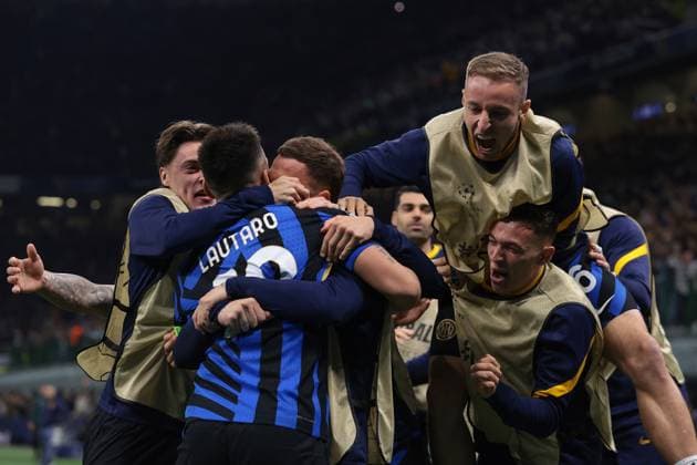 Sport Bilder des Tages Milan, Italy, 6th May 2025. Lautaro Martinez of FC Internazionale celebrates with team mates after scoring to give the side a 1-0 lead during the Internazionale vs FC Barcelona, Barca UEFA Champions League match at Giuseppe Meazza, Milan. Picture credit should read: Jonathan Moscrop Sportimage EDITORIAL USE ONLY. No use with unauthorised audio, video, data, fixture lists, club league logos or live services. Online in-match use limited to 120 images, no video emulation. No use in betting, games or single club league player publications. SPI_001_JM_INTER_BARCA_UCL SPI-3886-0001