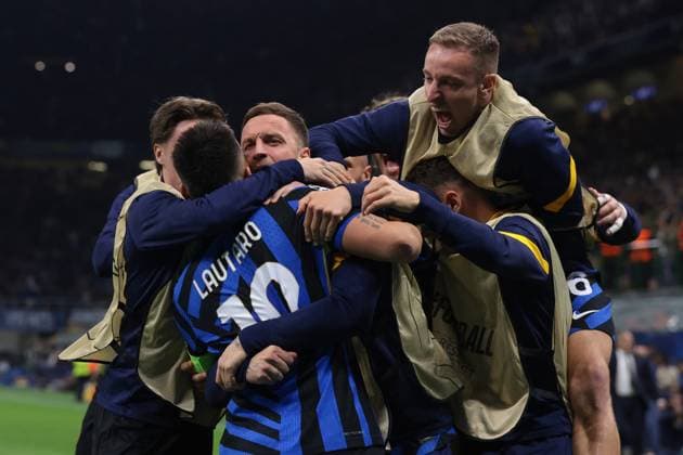 Milan, Italy, 6th May 2025. Lautaro Martinez of FC Internazionale celebrates with team mates after scoring to give the side a 1-0 lead during the Internazionale vs FC Barcelona, Barca UEFA Champions League match at Giuseppe Meazza, Milan. Picture credit should read: Jonathan Moscrop Sportimage EDITORIAL USE ONLY. No use with unauthorised audio, video, data, fixture lists, club league logos or live services. Online in-match use limited to 120 images, no video emulation. No use in betting, games or single club league player publications. SPI_004_JM_INTER_BARCA_UCL SPI-3886-0004