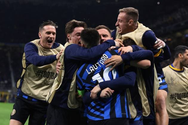 Milan, Italy, 6th May 2025. Lautaro Martinez of FC Internazionale celebrates with team mates after scoring to give the side a 1-0 lead during the Internazionale vs FC Barcelona, Barca UEFA Champions League match at Giuseppe Meazza, Milan. Picture credit should read: Jonathan Moscrop Sportimage EDITORIAL USE ONLY. No use with unauthorised audio, video, data, fixture lists, club league logos or live services. Online in-match use limited to 120 images, no video emulation. No use in betting, games or single club league player publications. SPI_005_JM_INTER_BARCA_UCL SPI-3886-0005