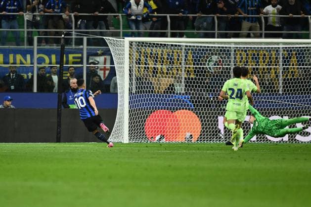 Lautaro Martinez of F.C. Inter scores the goal for 1-0 during the UEFA Champions League 2024 25 Semi Final Second Leg match between FC Internazionale Milano and FC Barcelona, Barca at San Siro Stadium on May 6, 2025 in Milan, Italy  Copyright: xDomenicoxCippitelli IPAxSportx xipa-agency.netx xx IPA_57345086 IPA_Agency_IPA57345086