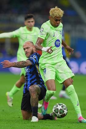 Inter MilanÕs Federico Dimarco fights for the ball with Barcelona s Lamine Yamal . during the Uefa Champions League soccer match between Inter and Barcelona at San Siro Stadium in Milan , North Italy - Tuesday May 06, 2025 . - Soccer  Copyright: xSpada LaPressex