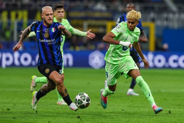 FC Internazionale vs FC Barcelona UEFA Champions League 2024 25 Semi Final 2nd leg 06 05 2025 Lamine Yamal of FC Barcelona competes for the ball with Federico Dimarco of FC Internazionale during UEFA Champions League 2024 25 Semi Final 2nd leg football match between FC Internazionale and FC Barcelona at San Siro Stadium Copyright: xBEAUTIFULxSPORTS Carabellix