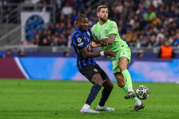 FC Internazionale vs FC Barcelona UEFA Champions League 2024 25 Semi Final 2nd leg 06 05 2025 Marcus Thuram of FC Internazionale competes for the ball with Inigo Martinez of FC Barcelona during UEFA Champions League 2024 25 Semi Final 2nd leg football match between FC Internazionale and FC Barcelona at San Siro Stadium Copyright: xBEAUTIFULxSPORTS Carabellix