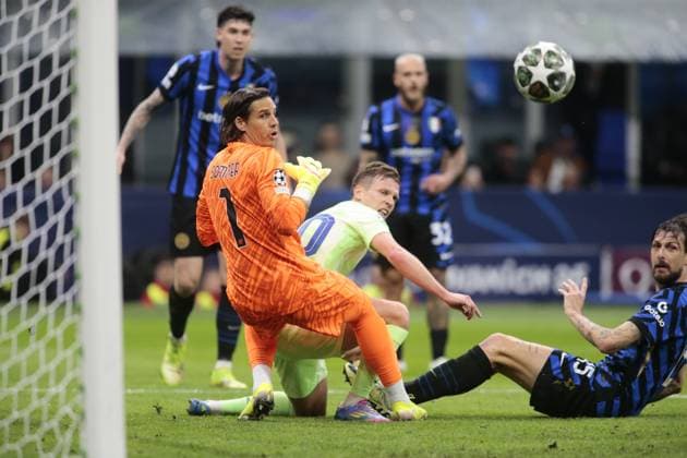 Yann Sommer of Inter FC, Dani Olmo of FC Barcelona, Barca and Francesco Acerbi of Inter FC during the Uefa Champions League 2024 45, semi-final second leg, football match between FC Inter and FC Barcelona on 06 Maj 2025 at San Siro Stadium, Milan, Italy. Photo Nderim Kaceli  Copyright: xNderimxKaceli IPAxSportx xipa-agency.netx xx IPA_57345546 IPA_Agency_IPA57345546