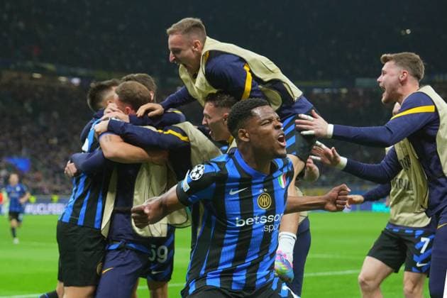 Inter MilanÕs Lautaro Martinez celebrates after scoring 1-0 during the Uefa Champions League soccer match between Inter and Barcelona at San Siro Stadium in Milan , North Italy - Tuesday May 06, 2025 . - Soccer  Copyright: xSpada LaPressex