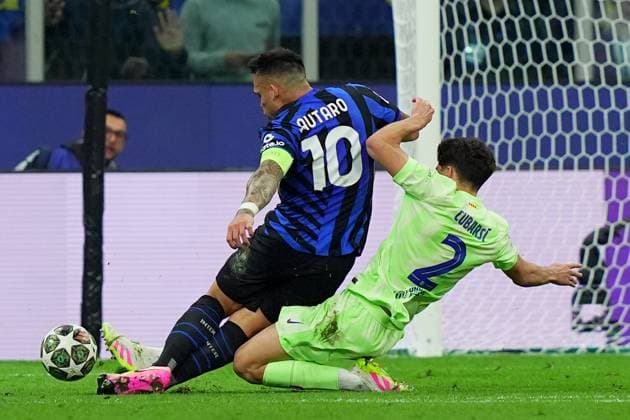 Inter MilanÕs Lautaro Martinez , BarcelonaÕs Pau Cubarsi , penalty foul during the Uefa Champions League soccer match between Inter and Barcelona at San Siro Stadium in Milan , North Italy - Tuesday May 06, 2025 . - Soccer  Copyright: xSpada LaPressex