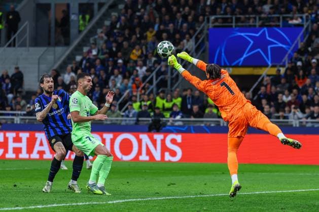 FC Internazionale vs FC Barcelona UEFA Champions League 2024 25 Semi Final 2nd leg 06 05 2025 Yann Sommer of FC Internazionale seen in action during UEFA Champions League 2024 25 Semi Final 2nd leg football match between FC Internazionale and FC Barcelona at San Siro Stadium Copyright: xBEAUTIFULxSPORTS Carabellix