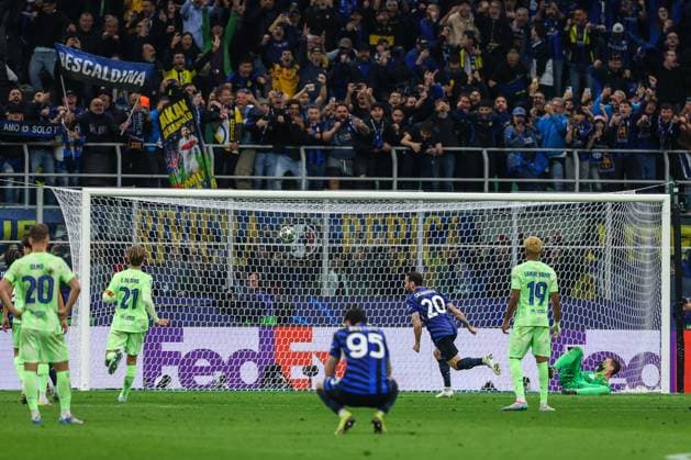 FC Internazionale vs FC Barcelona UEFA Champions League 2024 25 Semi Final 2nd leg 06 05 2025 Hakan Calhanoglu of FC Internazionale scores a penalty during UEFA Champions League 2024 25 Semi Final 2nd leg football match between FC Internazionale and FC Barcelona at San Siro Stadium Copyright: xBEAUTIFULxSPORTS Carabellix