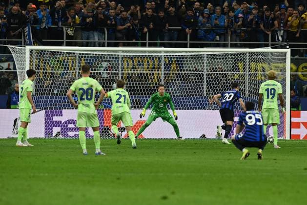 Hakan Calhanoglu of F.C. Inter scoring the penalty of 2-0 during the UEFA Champions League 2024 25 Semi Final Second Leg match between FC Internazionale Milano and FC Barcelona, Barca at San Siro Stadium on May 6, 2025 in Milan, Italy  Copyright: xDomenicoxCippitelli IPAxSportx xipa-agency.netx xx IPA_57346420 IPA_Agency_IPA57346420