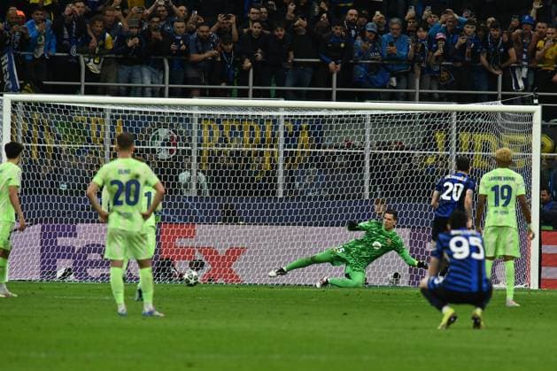 Hakan Calhanoglu of F.C. Inter scoring the penalty of 2-0 during the UEFA Champions League 2024 25 Semi Final Second Leg match between FC Internazionale Milano and FC Barcelona, Barca at San Siro Stadium on May 6, 2025 in Milan, Italy  Copyright: xDomenicoxCippitelli IPAxSportx xipa-agency.netx xx IPA_57346422 IPA_Agency_IPA57346422