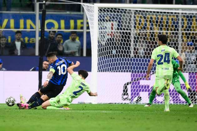 FC Internazionale v FC Barcelona, Barca - UEFA Champions League Pau Cubarsi of FC Barcelona fouls Lautaro Martinez of FC Internazionale in to the penalty area during the UEFA Champions League 2024 25 semi final second leg football match between FC Internazionale and FC Barcelona. Milan Italy Copyright: xNicolòxCampox