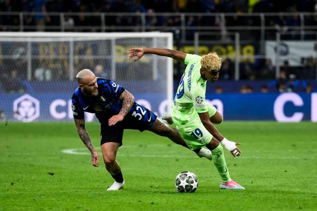 FC Internazionale v FC Barcelona, Barca - UEFA Champions League Lamine Yamal of FC Barcelona competes for the ball with Federico Dimarco of FC Internazionale during the UEFA Champions League 2024 25 semi final second leg football match between FC Internazionale and FC Barcelona. Milan Italy Copyright: xNicolòxCampox