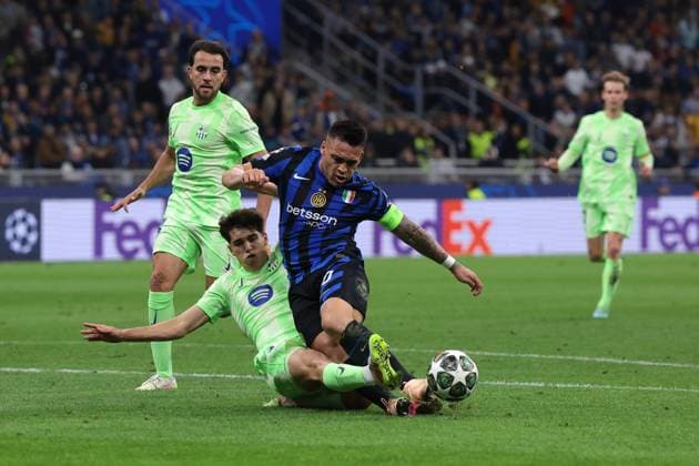 Milan, Italy, 6th May 2025. Lautaro Martinez of FC Internazionale is foueld by Pau Cubarsi of FC Barcelona, Barca to earn a penalty during the Internazionale vs FC Barcelona UEFA Champions League match at Giuseppe Meazza, Milan. Picture credit should read: Jonathan Moscrop Sportimage EDITORIAL USE ONLY. No use with unauthorised audio, video, data, fixture lists, club league logos or live services. Online in-match use limited to 120 images, no video emulation. No use in betting, games or single club league player publications. SPI_033_JM_INTER_BARCA_UCL SPI-3886-0033