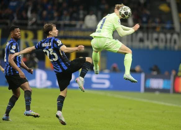 Frenkie de Jong of FC Barcelona, Barca and Nicolo Barella of Inter FC during the Uefa Champions League 2024 45, semi-final second leg, football match between FC Inter and FC Barcelona on 06 Maj 2025 at San Siro Stadium, Milan, Italy. Photo Nderim Kaceli  Copyright: xNderimxKaceli IPAxSportx xipa-agency.netx xx IPA_57346773 IPA_Agency_IPA57346773