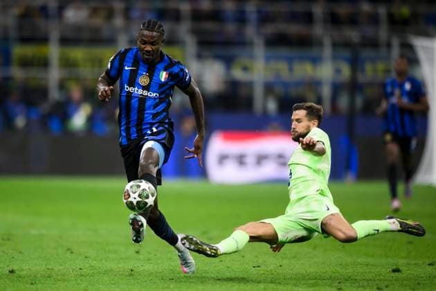 FC Internazionale v FC Barcelona, Barca - UEFA Champions League Marcus Thuram of FC Internazionale is tackled by Inigo Martinez of FC Barcelona during the UEFA Champions League 2024 25 semi final second leg football match between FC Internazionale and FC Barcelona. Milan Italy Copyright: xNicolòxCampox