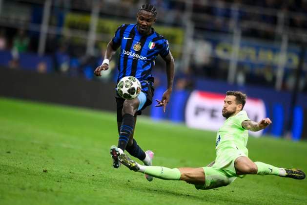 Sport Bilder des Tages FC Internazionale v FC Barcelona, Barca - UEFA Champions League Marcus Thuram of FC Internazionale is tackled by Inigo Martinez of FC Barcelona during the UEFA Champions League 2024 25 semi final second leg football match between FC Internazionale and FC Barcelona. Milan Italy Copyright: xNicolòxCampox