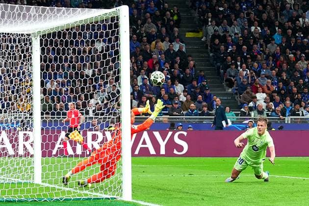 Barcelona s Dani Olmo scores goal 2-2 during the Uefa Champions League soccer match between Inter and Barcelona at San Siro Stadium in Milan , North Italy - Tuesday May 06, 2025 . - Soccer  Copyright: xSpada LaPressex