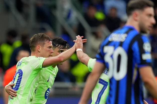 Barcelona s Dani Olmo celebrates after scoring goal 2-2 during the Uefa Champions League soccer match between Inter and Barcelona at San Siro Stadium in Milan , North Italy - Tuesday May 06, 2025 . - Soccer  Copyright: xSpada LaPressex