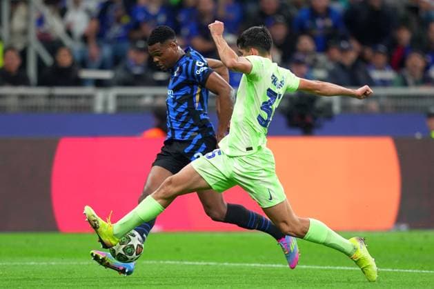 .Inter MilanÕs Denzel Dumfries fights for the ball with BarcelonaÕs Gerard Martin during the Uefa Champions League soccer match between Inter and Barcelona at San Siro Stadium in Milan , North Italy - Tuesday May 06, 2025 . - Soccer  Copyright: xSpada LaPressex
