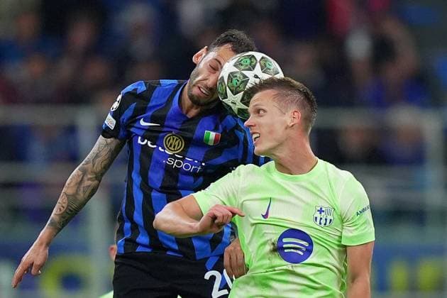Sport Bilder des Tages Barcelona s Dani Olmo fights for the ball with Inter Milan s Hakan Calhanoglu during the Uefa Champions League soccer match between Inter and Barcelona at San Siro Stadium in Milan , North Italy - Tuesday May 06, 2025 . - Soccer  Copyright: xSpada LaPressex