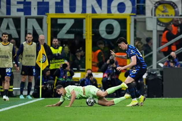 May 6, 2025, Milan, Milan, Italy: Gerard Martin of FC Barcelona, Barca and Alessandro Bastoni of Inter in action during the UEFA Champions League 2024 25 Semi Final First Leg match between FC Internazionale Milano and FC Barcelona at Giuseppe Meazza Stadium on May 06, 2025 in Milan, Italy. Milan Italy - ZUMAa181 20250506_zaa_a181_202 Copyright: xDennisxAgyemanx