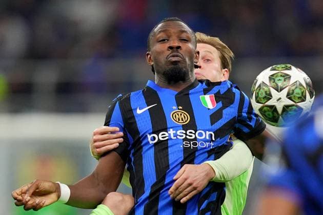 Inter Milan s Marcus Thuram fights for the ball with BarcelonaÕs Frenkie de Jong during the Uefa Champions League soccer match between Inter and Barcelona at San Siro Stadium in Milan , North Italy - Tuesday May 06, 2025 . - Soccer  Copyright: xSpada LaPressex