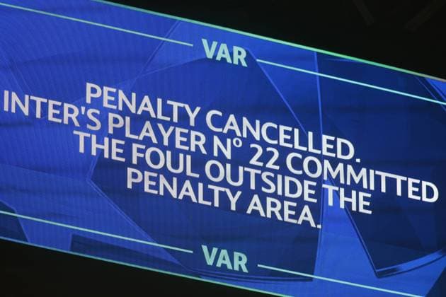 VAR explanation during the Uefa Champions League 2024 45, semi-final second leg, football match between FC Inter and FC Barcelona, Barca on 06 Maj 2025 at San Siro Stadium, Milan, Italy. Photo Nderim Kaceli  Copyright: xNderimxKaceli IPAxSportx xipa-agency.netx xx IPA_57347242 IPA_Agency_IPA57347242