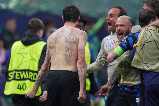 Inter Milan s Francesco Acerbi celebrates after scoring 3-3 during the Uefa Champions League soccer match between Inter and Barcelona at San Siro Stadium in Milan , North Italy - Tuesday May 06, 2025 . - Soccer  Copyright: xSpada LaPressex