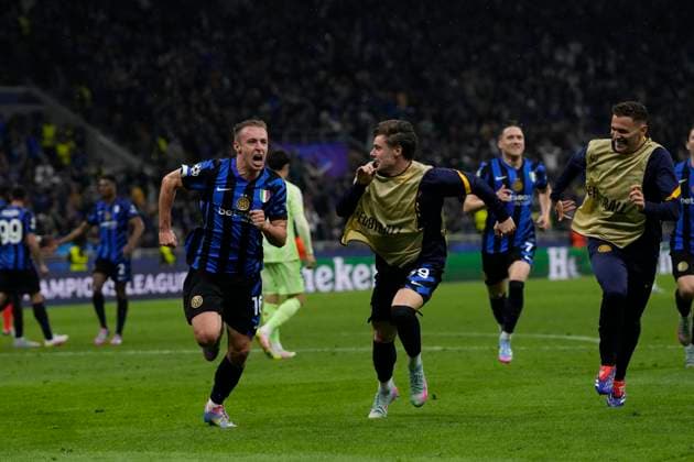 FC Internazionale Milano v FC Barcelona, Barca - UEFA Champions League 2024 25 Semi Final Second Leg Davide Frattesi central midfield of Internazionale and Italy celebrates after scoring his sides first goal during the UEFA Champions League 2024 25 Semi Final Second Leg match between FC Internazionale Milano and FC Barcelona at Giuseppe Meazza Stadium on May 6, 2025 in Milan, Italy. Milan Italy  Copyright: xJosexBretonx originalFilename:bretonhernandez-fcintern250506_np8D6.jpg