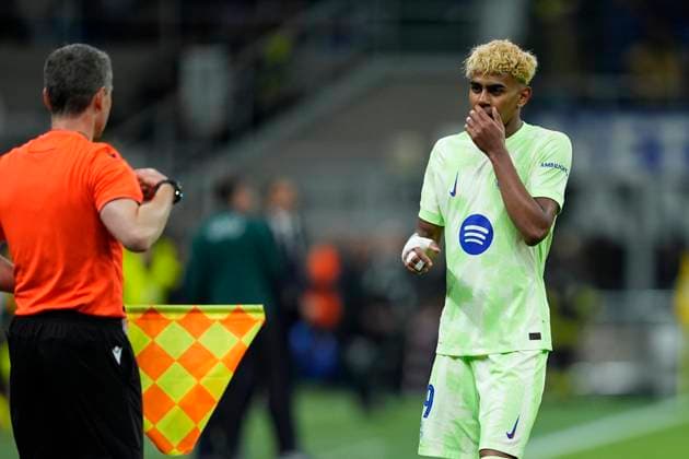 May 6, 2025, Milan, Milan, Italy: Lamine Yamal of FC Barcelona, Barca protests during the UEFA Champions League 2024 25 Semi Final First Leg match between FC Internazionale Milano and FC Barcelona at Giuseppe Meazza Stadium on May 06, 2025 in Milan, Italy. Milan Italy - ZUMAa181 20250506_zaa_a181_155 Copyright: xDennisxAgyemanx