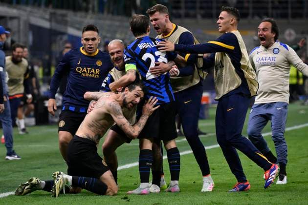 Francesco Acerbi of FC Internazionale celebrates with team mates after scoring the goal of 3-3 during the UEFA Champions League 2024 2025 semifinal between FC Internazionale and FC Barcelona, Barca at San Siro stadium in Milano (Italy), May 6, 2025. AndreaxStaccioli