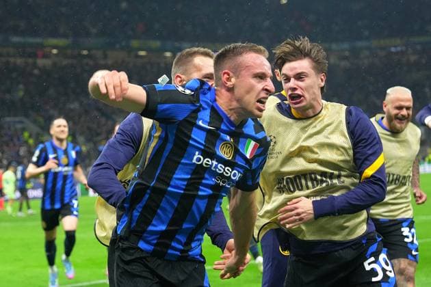 Inter Milan s Davide Frattesi scores goal 4 -3 during the Uefa Champions League soccer match between Inter and Barcelona at San Siro Stadium in Milan , North Italy - Tuesday May 06, 2025 . - Soccer  Copyright: xSpada LaPressex