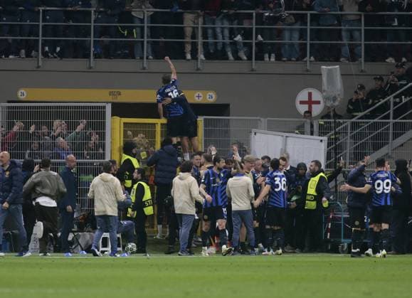 Davide Frattesi of Inter FC celebrating with team mates after scoring a goal during the Uefa Champions League 2024 45, semi-final second leg, football match between FC Inter and FC Barcelona, Barca on 06 Maj 2025 at San Siro Stadium, Milan, Italy. Photo Nderim Kaceli  Copyright: xNderimxKaceli IPAxSportx xipa-agency.netx xx IPA_57349554 IPA_Agency_IPA57349554