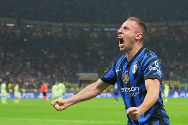 Inter Milan s Davide Frattesi scores goal 4 -3 during the Uefa Champions League soccer match between Inter and Barcelona at San Siro Stadium in Milan , North Italy - Tuesday May 06, 2025 . - Soccer  Copyright: xSpada LaPressex