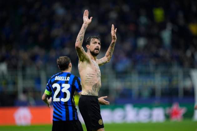 May 6, 2025, Milan, Milan, Italy: Francesco Acerbi of Inter celebrates a goal during the UEFA Champions League 2024 25 Semi Final First Leg match between FC Internazionale Milano and FC Barcelona, Barca at Giuseppe Meazza Stadium on May 06, 2025 in Milan, Italy. Milan Italy - ZUMAa181 20250506_zaa_a181_249 Copyright: xDennisxAgyemanx